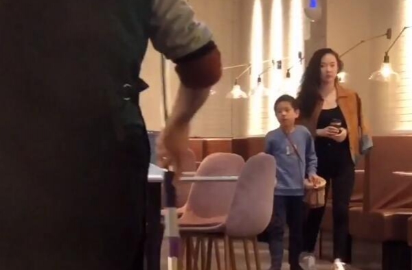 网友餐厅偶遇霍思燕嗯哼，肚子凸腿粗疑似怀孕，儿子挎包被赞绅士