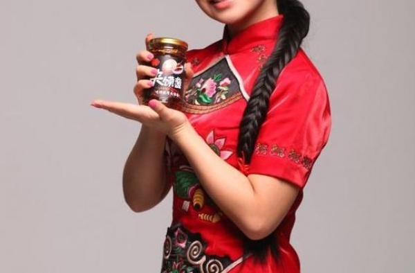 明星喝下代言的奇葩饮料，前一秒优雅，下一秒脸变形成表情包