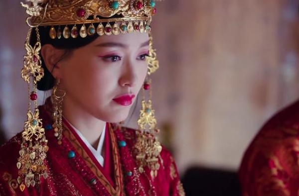 燕云台：耶律贤与燕燕新婚之夜，燕燕独自睡床，耶律贤坐床边陪她