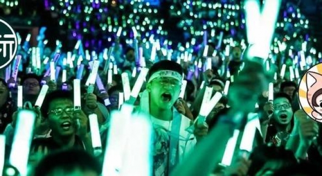 二十多个小伙子深夜在天台做这种事？还挺感人的