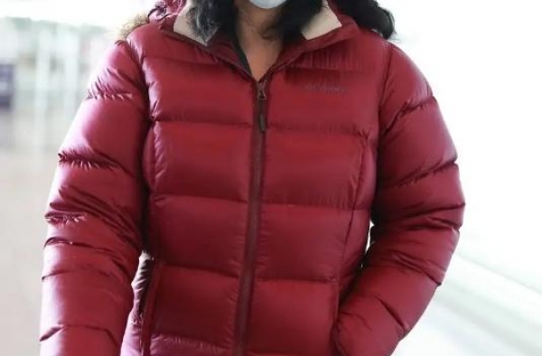刘晓庆接地气穿搭可真美！大号羽绒服配黑色西裤，小腿居然这么细