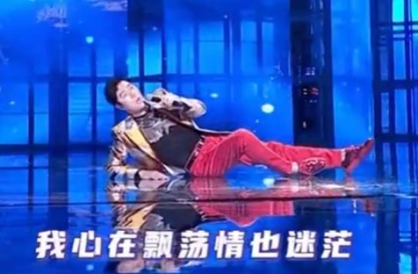 54岁蔡国庆躺着唱歌，网友却喊千玺借沙发，两人多次撞衫引爆笑