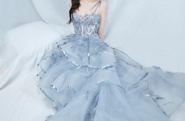 双11晚会美女如云！关晓彤李沁穿蓝色礼服，谭松韵化身白蝴蝶