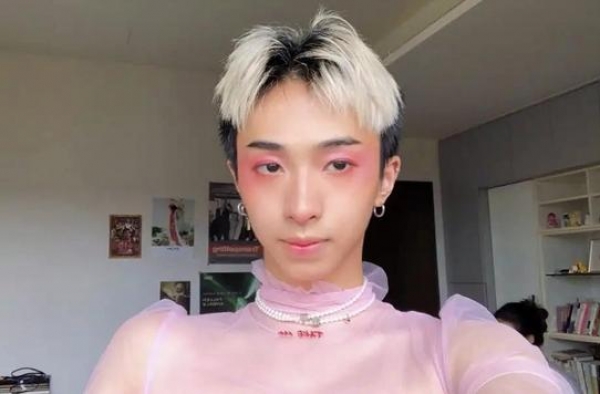 伊能静庾澄庆儿子哈利再晒女装照，粉纱裙配少女妆容，太妖娆