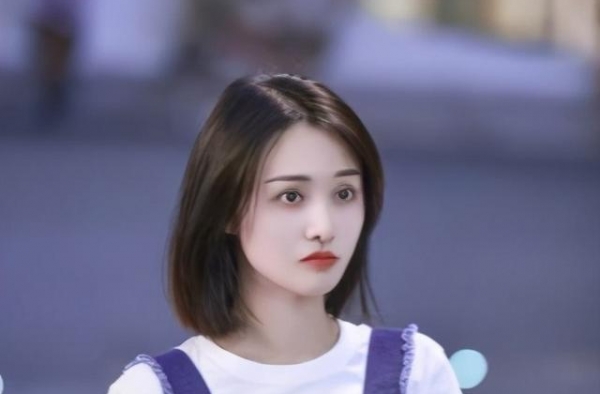 杨幂直播脸太瘦没有少女感引争议，网友：没钱做个填充吗？