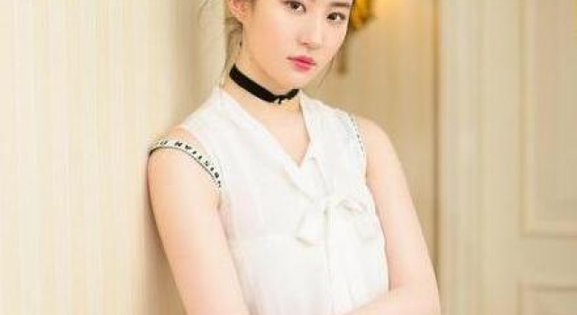 “盗版刘亦菲”：花百万整容，名字也高仿，如今23岁现今怎样