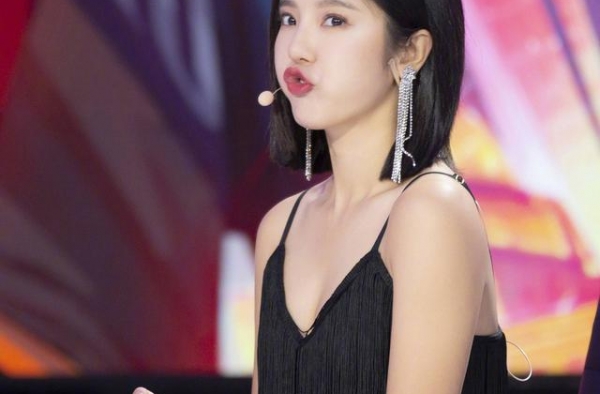 宅男女神赵奕欢，身材太好！爱健身的她：大长腿+翘臀，可甜可盐