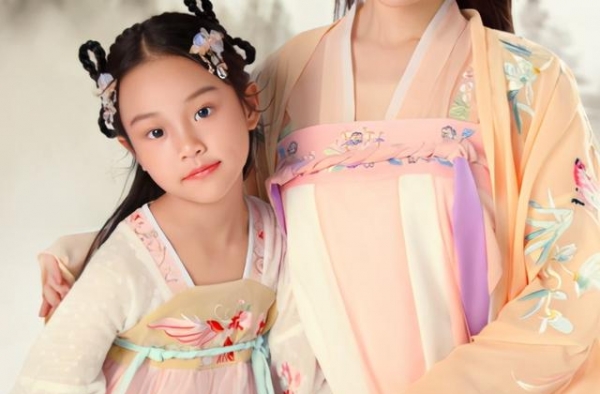 李小璐发新歌复出当爱豆，穿性感吊带热舞却被嘲，拍摄场景太廉价