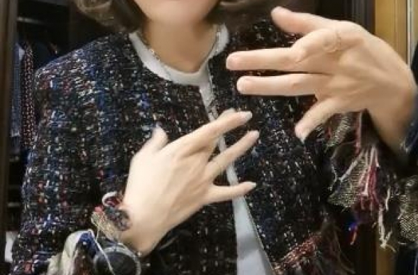 47岁牛莉丑态吓坏付笛生，真实美貌似少女，再现小品演员本色