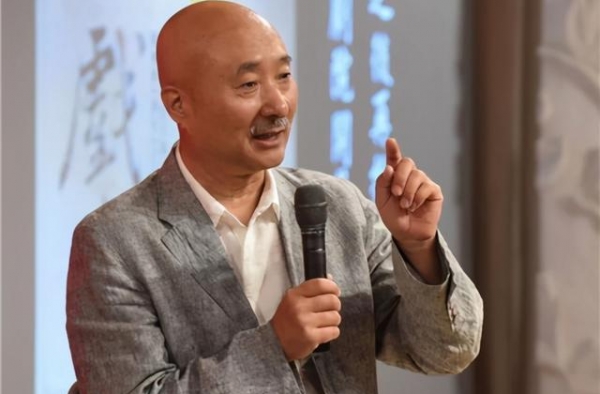郭德纲向节目组提出一个质疑，得到郑重承诺，最终加盟金牌喜剧班