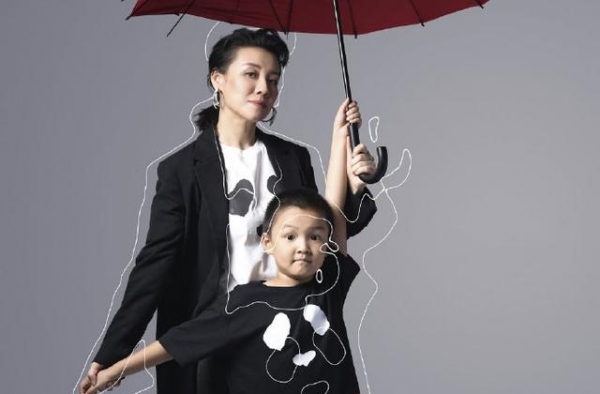 刘琳和儿子同上杂志封面，故事般演绎亲子时光，母子同款笑容吸睛