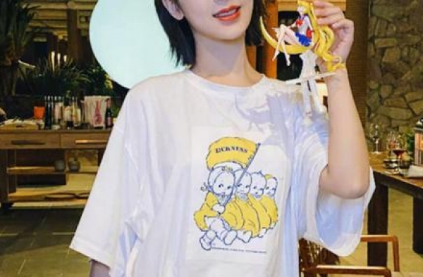 杨紫摆脱“时尚绝缘体”？新刊封面表现力获赞，终于不用被嘲了