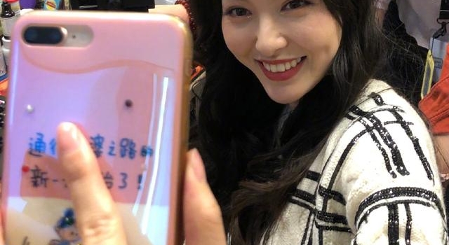 37岁唐嫣生图曝光，产后依旧是纸片人身材，大腿似男生拳头粗
