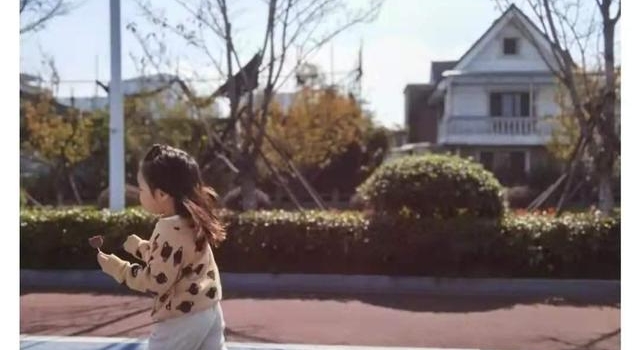39岁朱丹罕晒大女儿，肉嘟嘟脸蛋惹人爱，二婚嫁给周一围很幸福