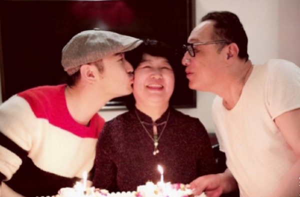 黄晓明生日独自受冻，baby未送祝福，照片暗示两人之间的问题