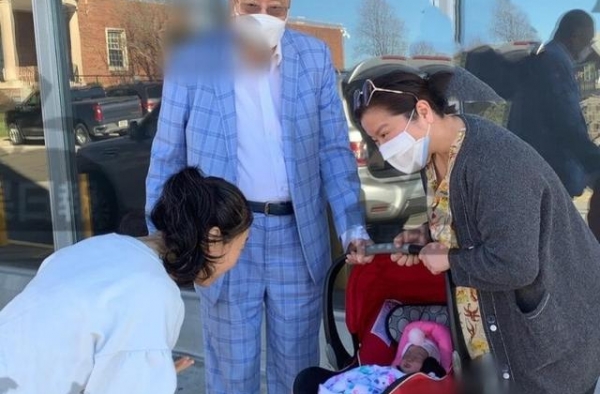81岁刘诗昆与妻子高龄诞女，努力学带娃，孩子正面曝光健康漂亮