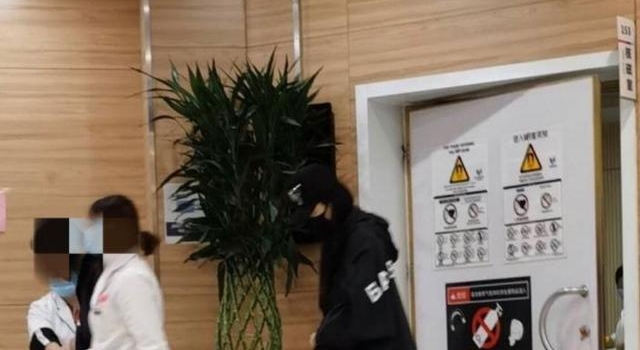 网友疑偶遇范冰冰，现身医院体检被指身体亮红灯？已瘦成筷子腿