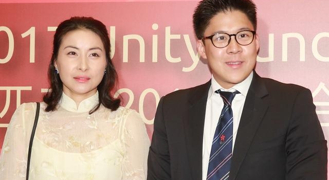 结婚八周年，霍启刚夫妇低调晒照！聘礼是北京四合院，价值过亿