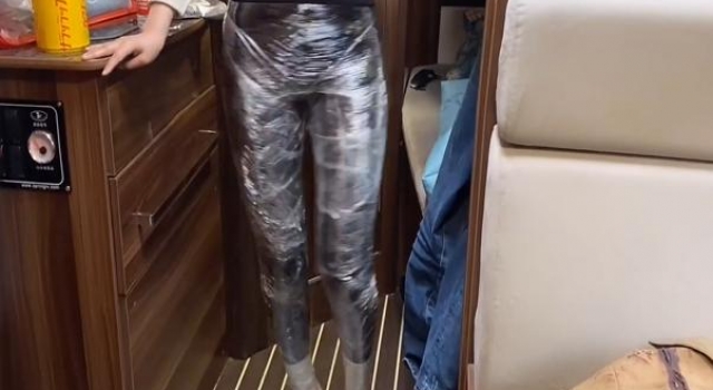 ＂大嫂＂徐冬冬拍淋雨戏，下半身裹满保鲜膜，曾因身材太好引热议