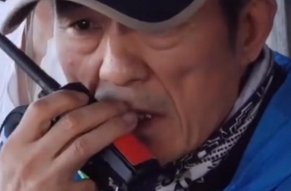 张艺谋拍摄现场发火，怒斥工作人员没规矩，只因张译在地上捡瓶子