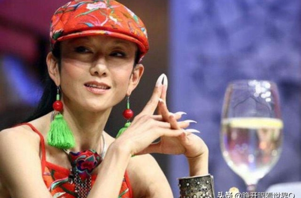 他是杨丽萍的徒弟，年入百万天天住宾馆，生活还需要别人照顾