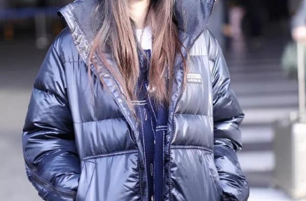 baby还真是够随便！穿一双棉拖鞋走机场，哪有一点女明星样