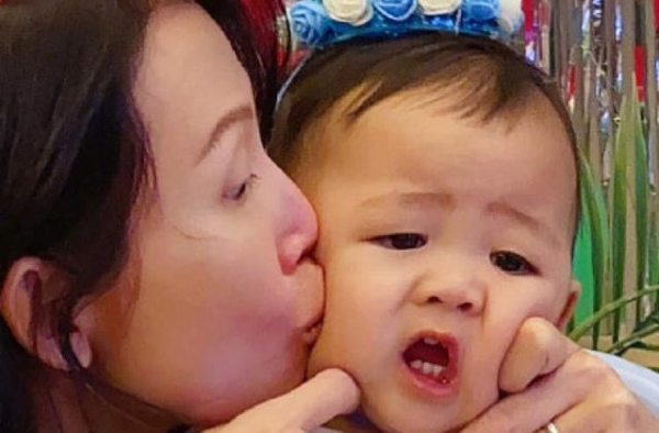 蔡少芬为儿子取名“张鱼蛋”，小家伙“味美Q弹”，惹人疼爱