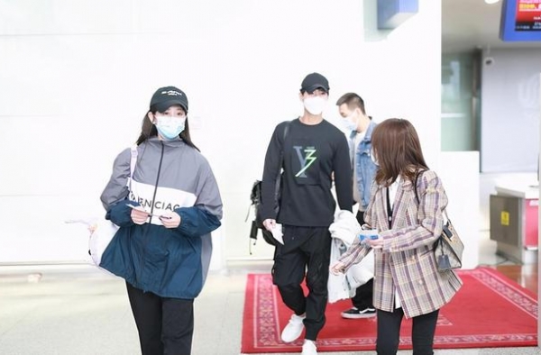 恋爱了？海陆张峻宁1月3次机场同框，男方乖巧跟身后女方办业务
