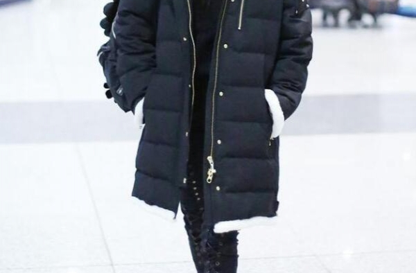 关晓彤连穿3次黑色羽绒服，每次都被鞋子抢镜，少女心真是藏不住