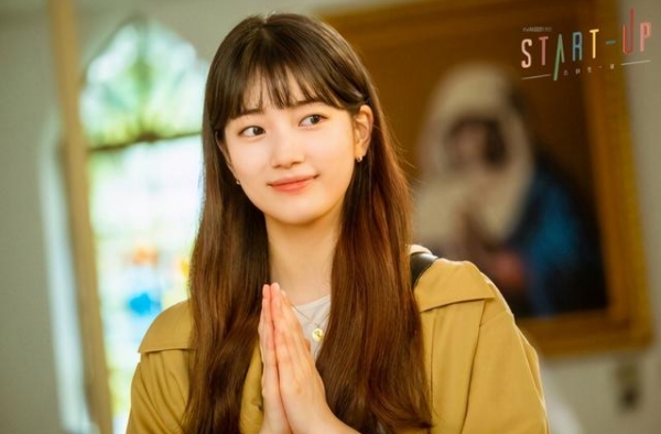 从韩剧女主角看秋冬发型趋势！秀智自然波浪、赵宝儿黑长发回归