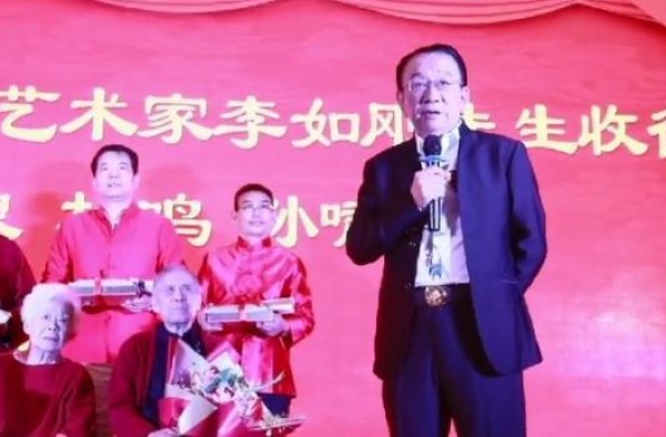 侯耀华现身遭台下观众哄笑？自称师父要有师父样，却被黑历史打脸