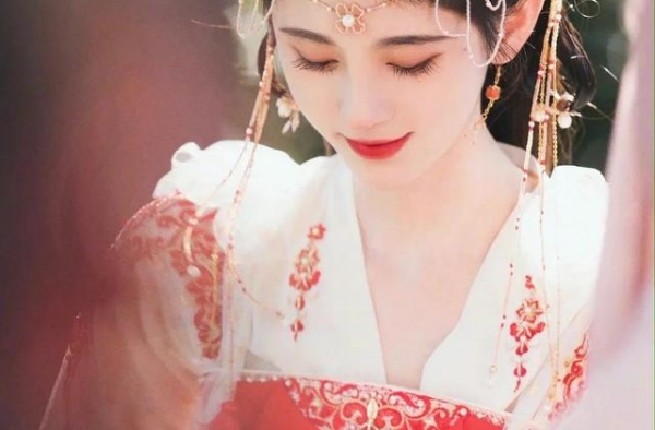 鞠婧祎又被吐槽，绑架戏演得像吃豆腐皮，妆容都和化妆师商量好了