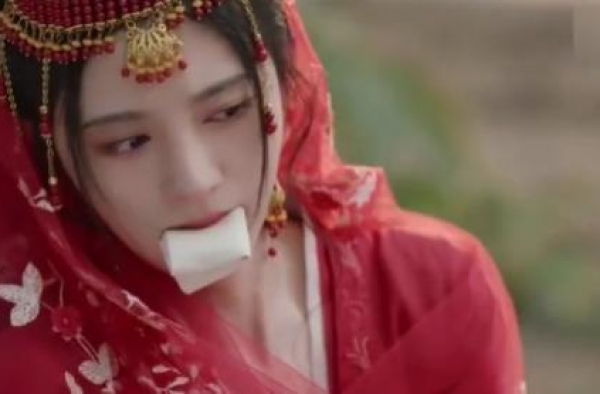 被“绑架”像咬化妆棉，鞠婧祎演技遭吐槽