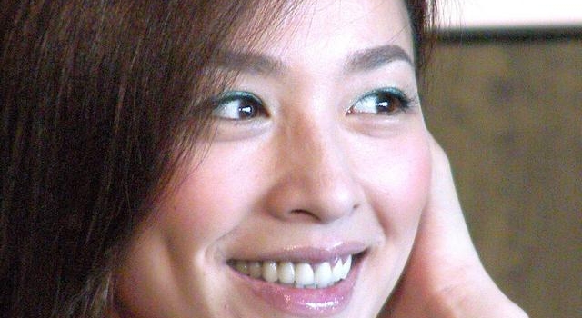 从睡大街被当成乞丐到纳税21亿：微商皇后张庭饱受争议的前半生