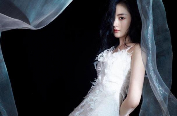 张天爱白吊带裙太“妖”了，美得让人移不开视线