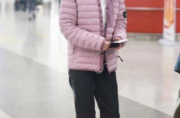 闫妮穿白衬衫搭配薰衣草色羽绒服现身，这颜色很舒适