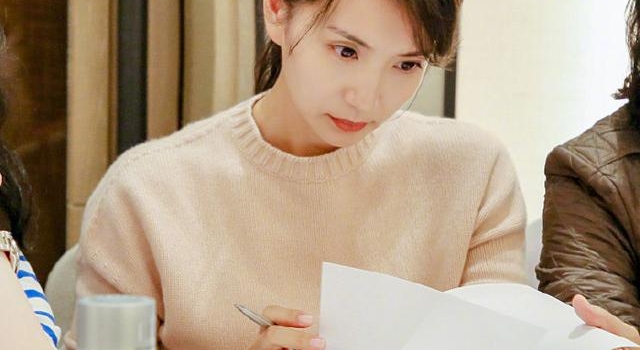 陈好担任好演员奖的评委，和陈宝国、倪萍同框合影，依然是万人迷