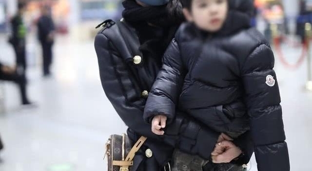 黄圣依不愧豪门阔太，带二儿子露面，亲子装也一身名牌