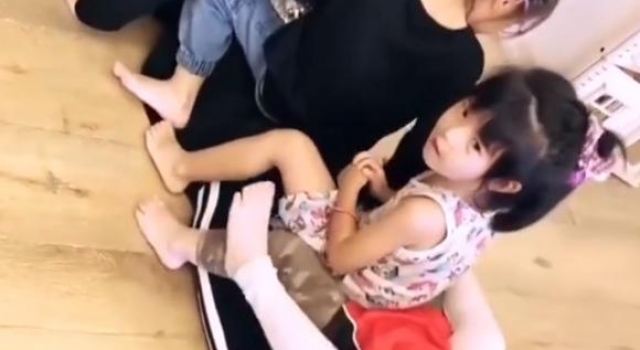 贾静雯带女儿们聚会，波妞变小吃货，为吃蛋糕挤走寿星坐C位萌翻