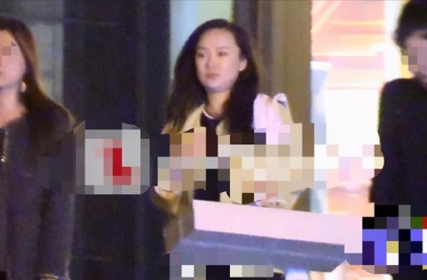 霍思燕聚餐被拍，脸胖成饼还松弛下垂，变成一个臃肿的贵妇