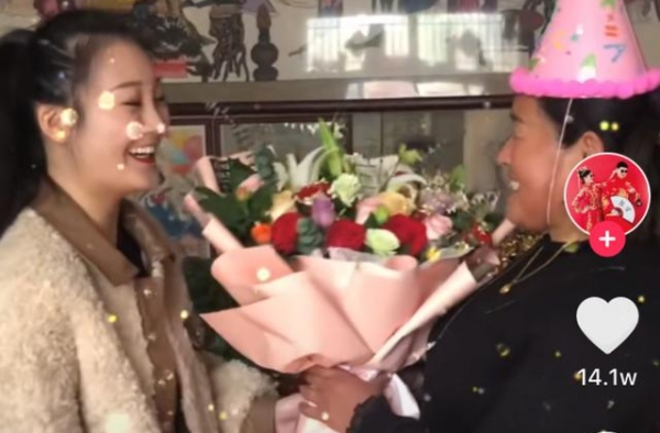 大衣哥儿媳为婆婆庆生，名牌腰带加大钻戒，将婆婆家衬托得太寒酸