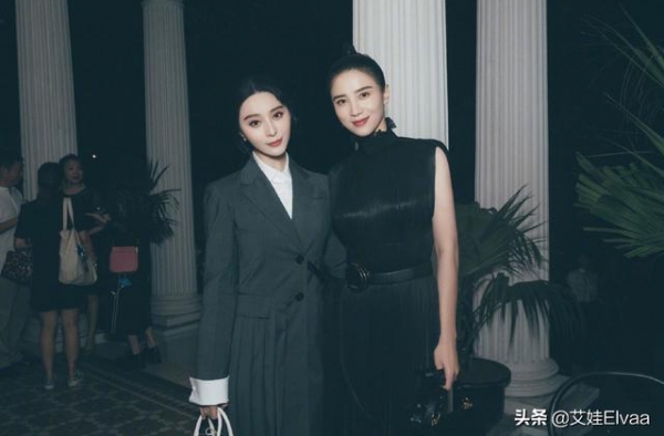 39岁范冰冰走机场真洋气，穿大衣老爹鞋练手，戴钻石口罩太晃眼