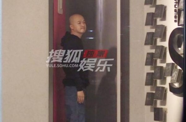38岁贾玲又胖了？与包贝尔相聚，体型是其两倍，正脸照撞脸刘欢