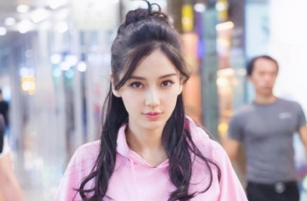 靠杨颖大火一把，却在节目中对鹿晗黑脸，如今节目结束人气也结束