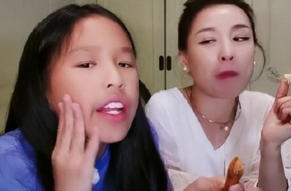最美星二代：邱淑贞女儿沈月长相偏港风，翁虹女儿长相酷似阿娇