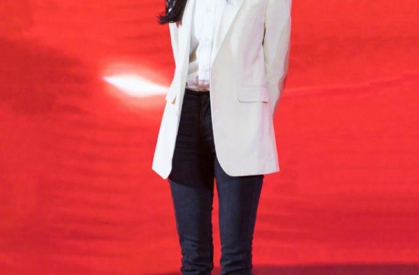 公媳同天获奖，刘恺威父亲提孙女就流泪，杨幂上演霸道女总裁范儿