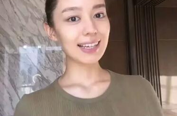 郎朗妻子吉娜罕晒素颜，网友直呼没认出来，孕期商演代言不间断