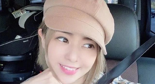 苍井空在微博上晒出自己的照片，身穿红色长裙，气质高雅如同贵妇