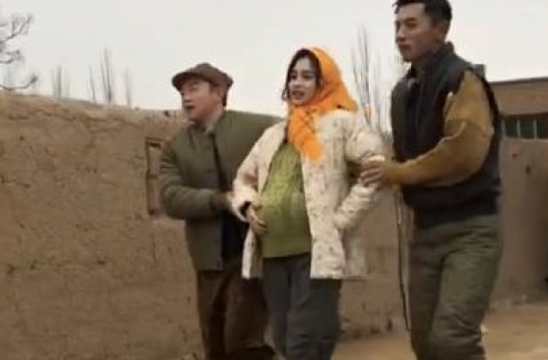 baby穿花袄子挺大肚扮孕妇，穿着土气接地气，却难掩超高颜值