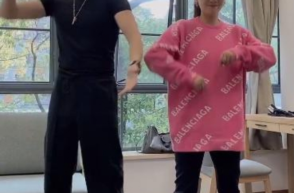 小李琳与经超跳舞，夫妻俩默契十足身高差萌，网友：经超舞姿妖娆